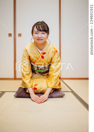 擺在日式房間裡的美麗的年輕和服女人 擺在日式房間裡的美麗的年輕和服女人 134601931