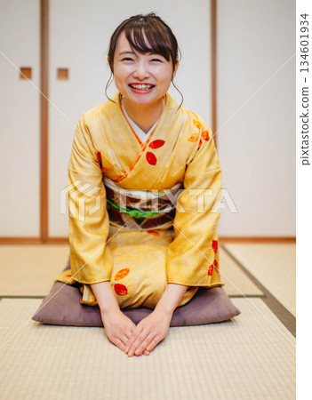 擺在日式房間裡的美麗的年輕和服女人 134601934