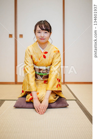 擺在日式房間裡的美麗的年輕和服女人 134601937