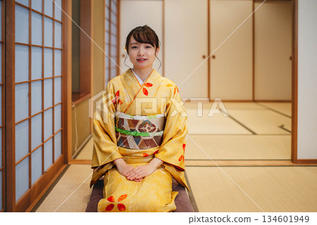 擺在日式房間裡的美麗的年輕和服女人 擺在日式房間裡的美麗的年輕和服女人 134601949