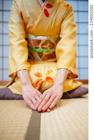 身穿和服的女子的手 身穿和服的女子的手 134602082