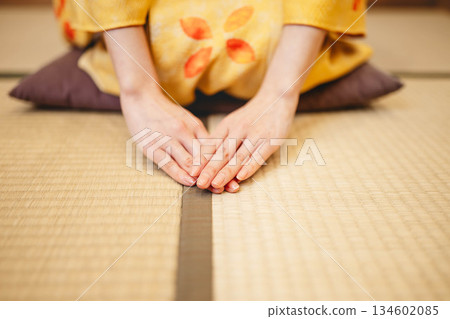 The hands of a woman wearing a kimono 134602085