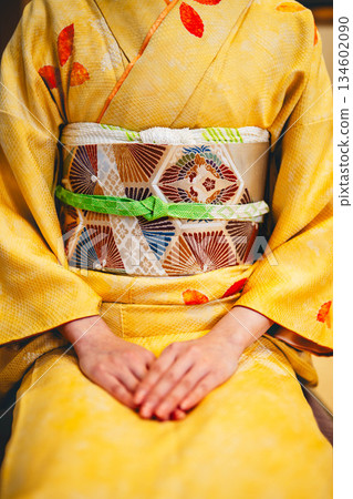身穿和服的女子的手 134602090