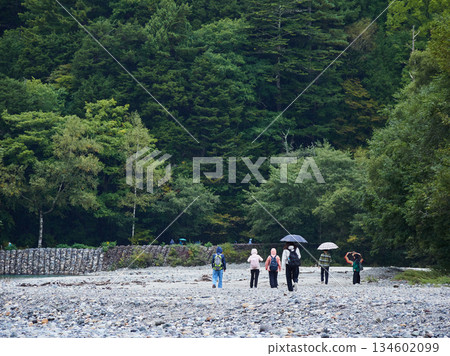 上高地梓川的景色，這裡是熱門旅遊景點，遊客沿著河岸漫步。 134602099