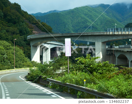 高山地區旅遊景點的公路景色 134602237