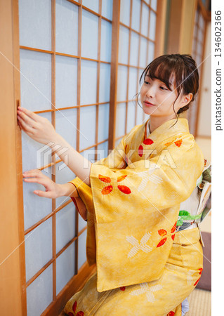 一位美麗的年輕和服女子在古老民宅的日式房間放鬆 一位美麗的年輕和服女子在古老民宅的日式房間放鬆 134602366