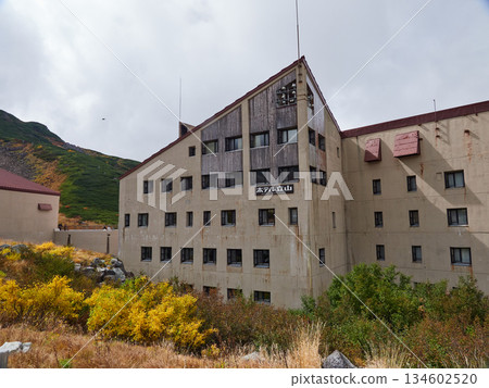 位於立山黑部阿爾卑斯山脈路線室堂山頂的飯店建築，是秋季熱門的旅遊景點。 134602520