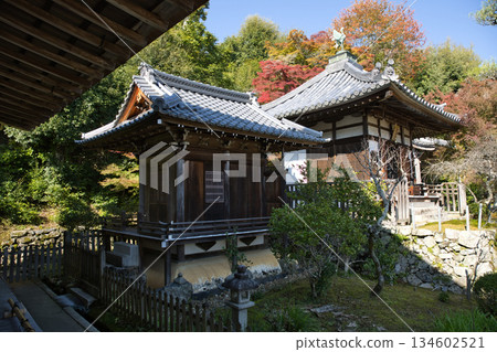 小倉山二尊院：從正殿看到的牌位殿和九頭龍弁財天像 1 134602521