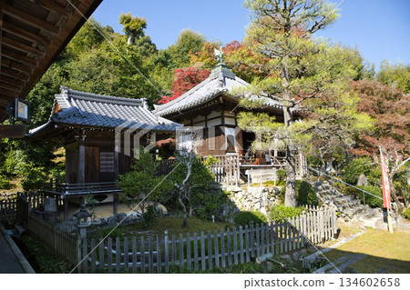 小倉山二尊院：從正殿看到的牌位殿和九頭龍弁財天像 2 134602658