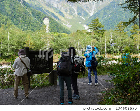 上高地梓川沿岸的遊客，這裡是熱門旅遊景點。 134602659
