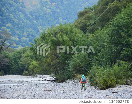 The scenery of the Azusa River in Kamikochi, a popular tourist spot, and tourists strolling along the river The scenery of the Azusa River in Kamikochi, a popular tourist spot, and tourists strolling along the river 134602778