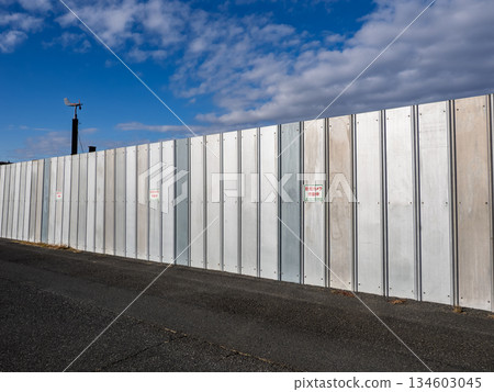 Temporary enclosure at construction site 134603045