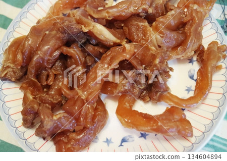 盤子裡的甜豬肉乾特寫 盤子裡的甜豬肉乾特寫 134604894