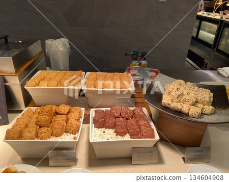 展出的各種甜點 134604908