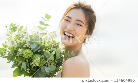 一位微笑的年輕女子手捧一束鮮花的肖像 一位微笑的年輕女子手捧一束鮮花的肖像 134604990