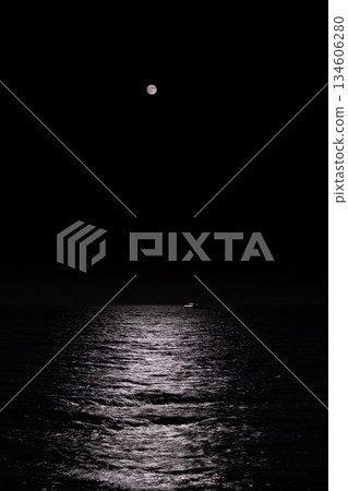 豐收的月光照亮了船隻和大海。 134606280