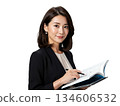 一位正在查看文件的日本女商人。一位聰明可靠的女性（透明背景）。 134606532