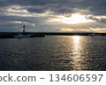 港口外的海面上，夕陽西下。 134606597