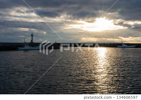 港口外的海面上,夕陽西下。 港口外的海面上,夕陽西下。 134606597