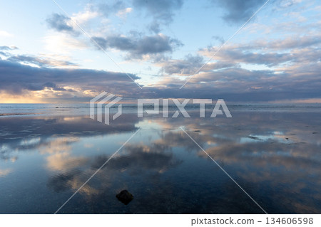 海岬前的雲、海和日落 海岬前的雲、海和日落 134606598