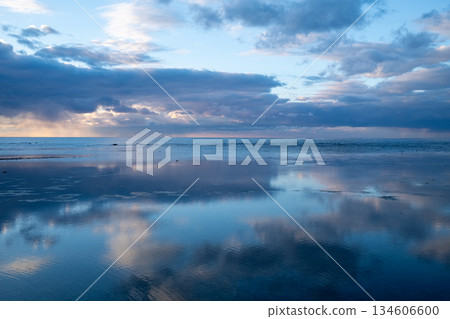 海岬前的雲、海和日落 134606600