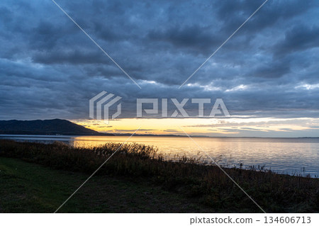 雲朵和日落倒映在湖面上 134606713