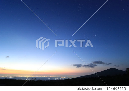 從高山上看到的獵戶座和黎明前的景色 134607313