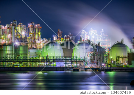 從阿波西臨海橋眺望兵庫縣姬路工廠夜景 134607459