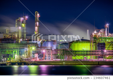 從阿波西臨海橋眺望兵庫縣姬路工廠夜景 134607461