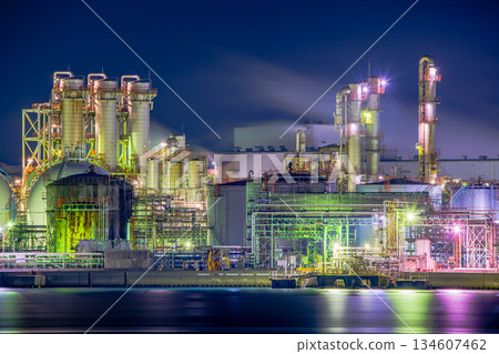 從阿波西臨海橋眺望兵庫縣姬路工廠夜景 134607462