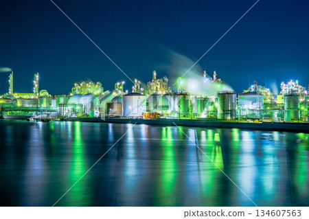 從阿波西臨海橋眺望兵庫縣姬路工廠夜景 從阿波西臨海橋眺望兵庫縣姬路工廠夜景 134607563