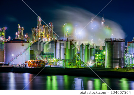 從阿波西臨海橋眺望兵庫縣姬路工廠夜景 從阿波西臨海橋眺望兵庫縣姬路工廠夜景 134607564