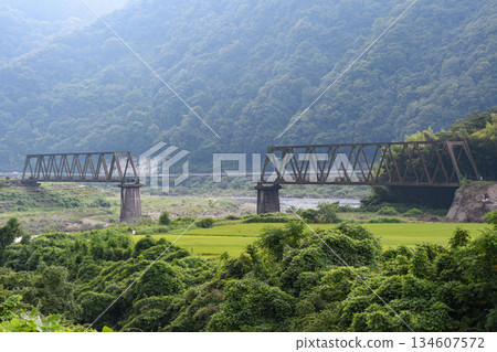 廢棄鐵軌的遺跡 廢棄鐵軌的遺跡 134607572