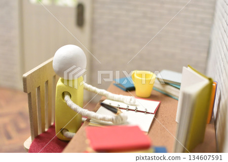 一張木偶在筆記本上寫字的照片，學習，寫作，作業 134607591