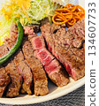 用和牛“紫菊牛肉”製成的美味稀有牛排 134607733