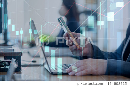 涉及在智慧型手機和電腦上查看股票價格圖表的業務工作 134608215