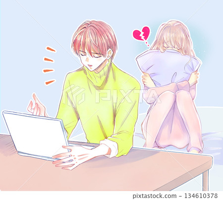 一個男人和一個面色憂鬱的女人一邊微笑一邊對著筆記型電腦交談。 134610378