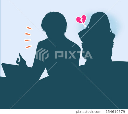 一個男人和一個神情憂鬱的女人在筆記型電腦上交談的剪影 134610379