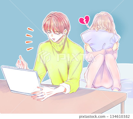 一個男人和一個面色憂鬱的女人一邊微笑一邊對著筆記型電腦交談。 134610382