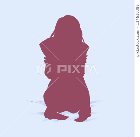 女人不安地抱著靠墊躺在床上，身影隱約可見。 134610383