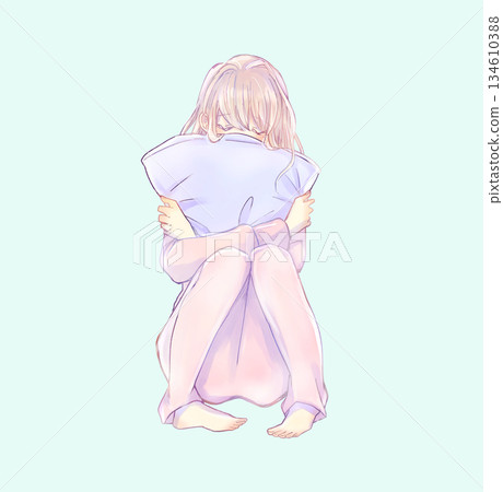 拿著墊子的女人，氣氛不安 134610388