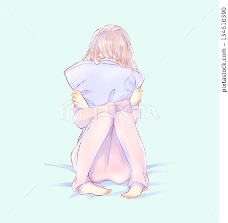 一位女子抱著靠墊躺在床上。 一位女子抱著靠墊躺在床上。 134610390