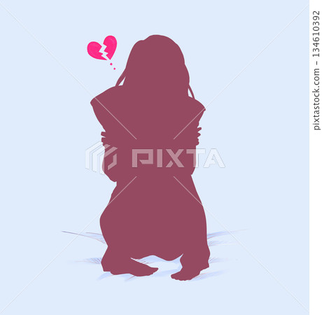 床上，一位女子抱著一個破碎的心型抱枕，身影依稀可見。 134610392