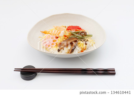 散壽司 白色背景 134610441