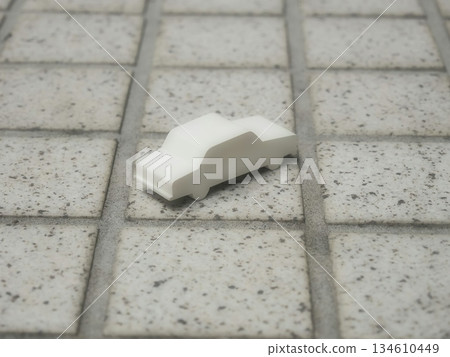 從空中俯瞰放置在瓷磚地板上的微型汽車 134610449