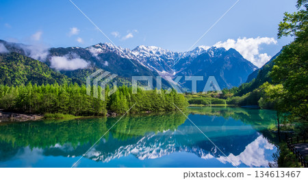 Spectacular view of Kamikochi "Taisho Pond and the Hotaka Mountain Range" (Matsumoto City, Nagano Prefecture) 134613467