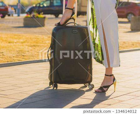 Fashion model traveling to new city Fashion model traveling to new city 134614012