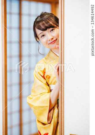 一位身穿和服的年輕女子打開了日式房間的拉門。 134614492