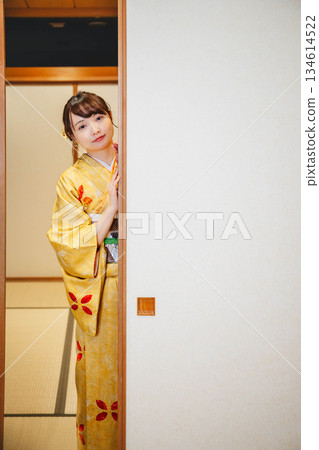 一位身穿和服的年輕女子打開了日式房間的拉門。 134614522