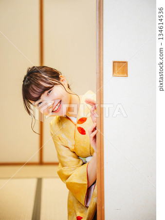 一位身穿和服的年輕女子打開了日式房間的拉門。 134614536